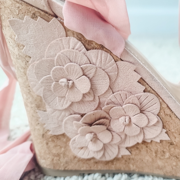 Shoe Dazzle pink strappy cork floral wedges size 8 - Picture 2 of 4
